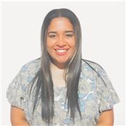 Profesora imparte clases en lengua castellana a estudiantes de todas las eddades